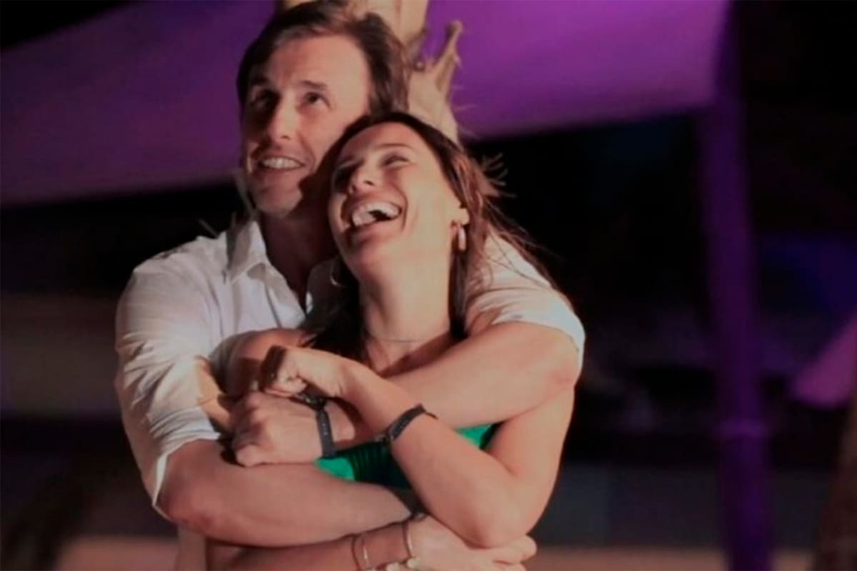 De regreso al país, Pampita se mostró muy feliz con la romántica propuesta de casamiento que recibió por parte de su novio, en República Dominicana