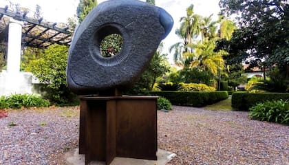 De reojo (1990), escultura instalada de forma permanente en el jardín andaluz del Museo de Arte Español Enrique Larreta