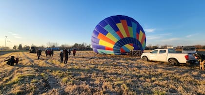 De repente, la envoltura del globo, de unos 3000 metros cúbicos de aire, mide 26 metros de altura, el equivalente a un edificio de siete pisos
