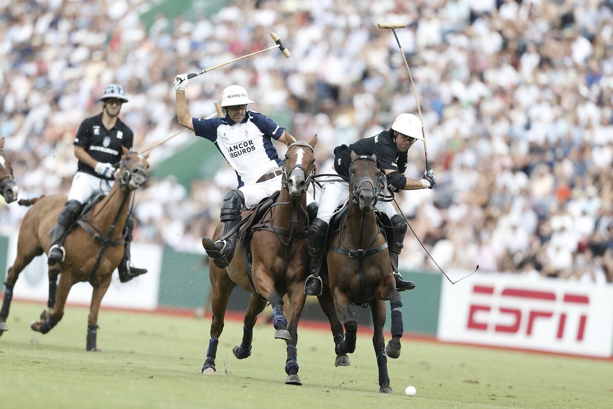 De revés y ante Pablo Mac Donough, Gonzalo Pieres (h.) está por marcar el gol del 2-5 en la final contra La Dolfina; el mayor de los tres hermanos no confirmó que Ellerstina vaya a seguir siendo un equipo de cuatro Pieres en 2020.