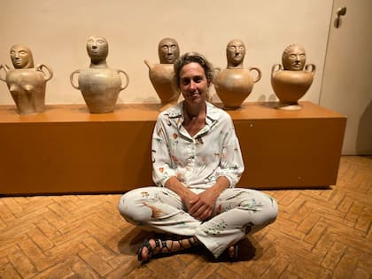 De Ridder y algunas de las obras inspiradas en el arte etrusco que integran su primera muestra en Roma