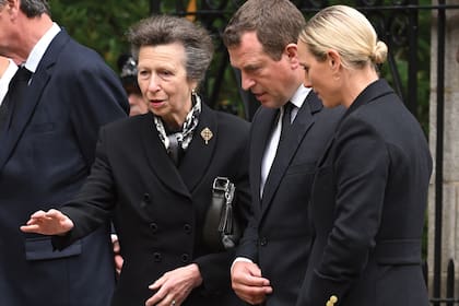 De riguroso luto, Ana y sus dos hijos, Peter y Zara Phillips, a la salida del castillo de Balmoral, en septiembre de 2022, tras la muerte de la Reina