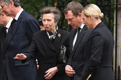 De riguroso luto, Ana y sus dos hijos, Peter y Zara Phillips, a la salida del castillo de Balmoral, en septiembre de 2022, tras la muerte de la Reina.