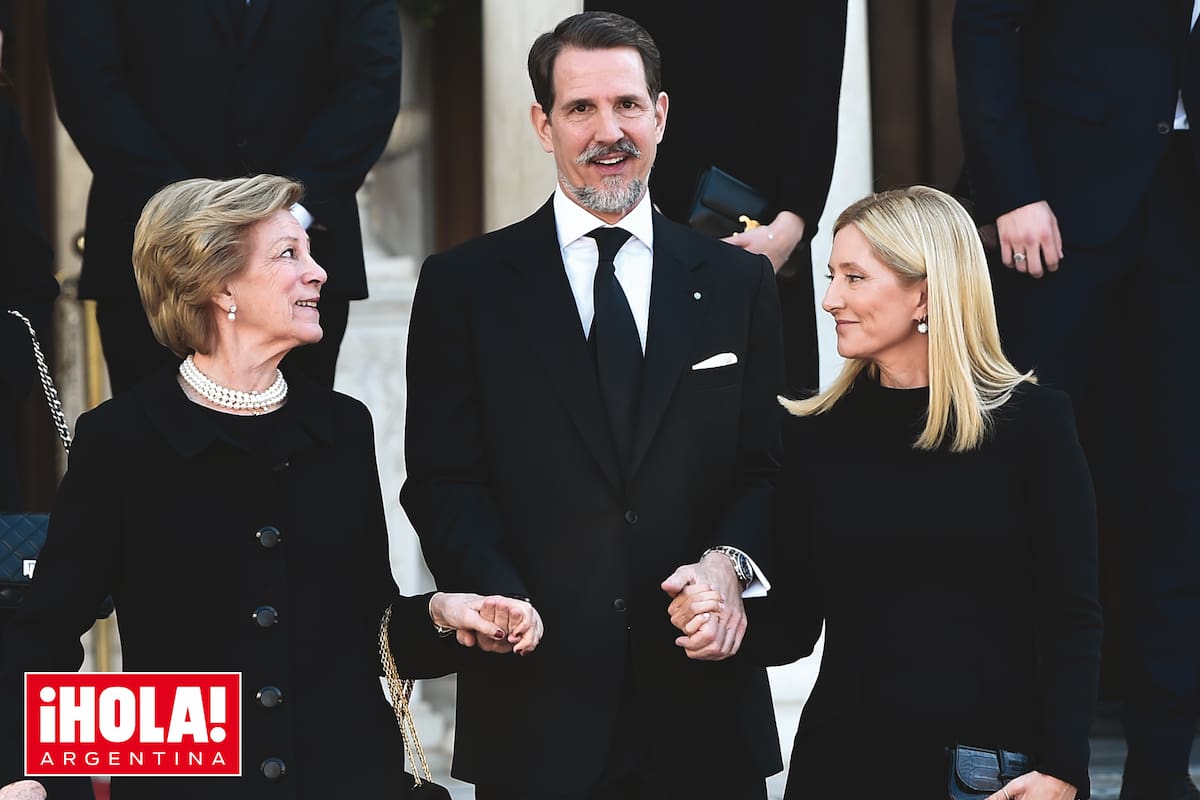 De riguroso luto, el príncipe Pablo –el mayor de los hijos de Constantino II– junto a su madre, Ana María, y su mujer, Marie-Chantal, a la salida del servicio religioso.