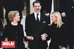 De riguroso luto, el príncipe Pablo –el mayor de los hijos de Constantino II– junto a su madre, Ana María, y su mujer, Marie-Chantal, a la salida del servicio religioso.