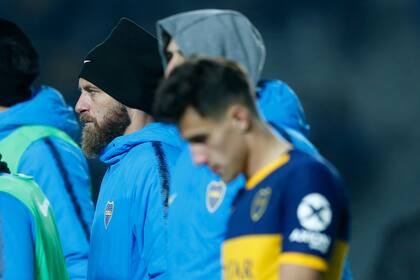 De Rossi, que había salido en el segundo tiempo, se va de la cancha con el semblante de Boca: amargado por la derrota y eliminación ante Almagro.