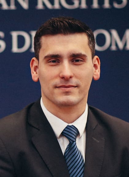 De San Juan a Ginebra. Sergio Giuliano, el abogado sanjuanino que inició su camino con una beca en UdeSA y hoy protege los derechos globales como oficial de las Naciones Unidas.