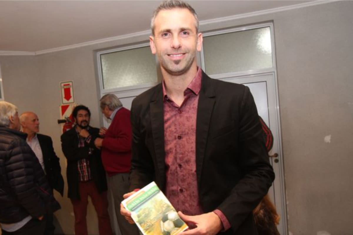 De ser goleador en Colón, recibir la citación de Marcelo Bielsa a ser escritor de libros. La vida de César Carignano