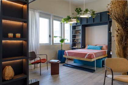 De solo 36m2, el estudio @kuperdesign potenció el departamento más pequeño de Experiencia Living 2023 mediante el uso inteligente de muebles a medida (cama rebatible incluida).