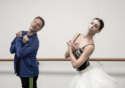 De su director Manuel Legris, que trabajó con Rudolf Nureyev en París, María Celeste Losa aprendió varias de sus versiones de célebres clásicos como "El lago de los cisnes"