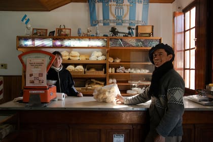 De su horno a leña salen entre 120 y 150 kilos diarios de pan en sus diferentes formatos y la clásica galleta zapatilla