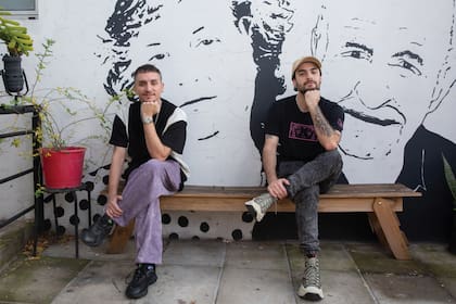 De su mamá, Jorgela Argañaras (ex jefa de prensa de grandes músicos) heredaron la pasión por el arte. En la terraza, pintaron a sus abuelos paternos, Ernesto e Hilda. “Joaco es dibujante, yo era graffitero y muralista, y nos ayudó Tian Firpo. Quisimos sorprender a papá, que lloró como loco al verlo”, cuentan.