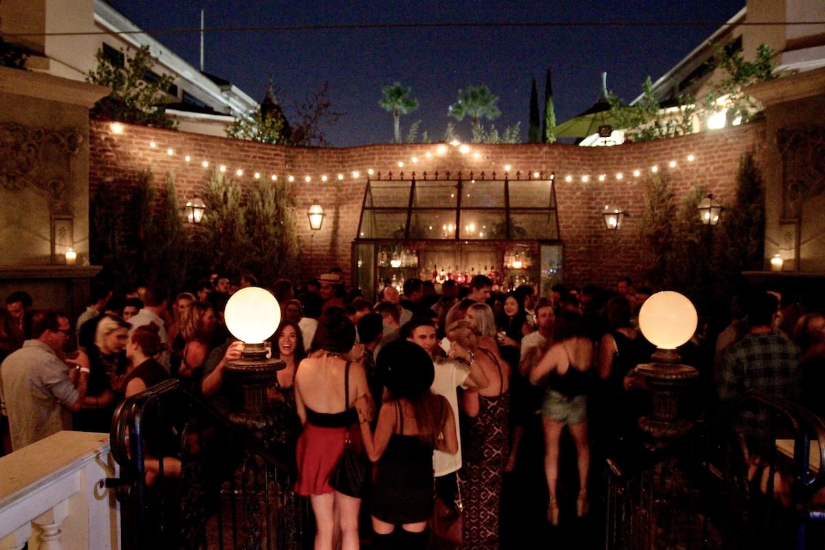 De tabernas que recrean los tiempos de la Prohibición en Los Ángeles y Nueva York a tragos ofrecidos en una barra que gira
