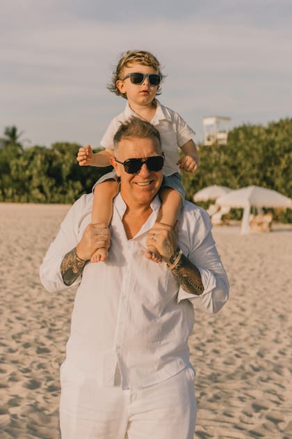 De tal palo, tal astilla: padre e hijo lucen anteojos de sol y looks a juego bajo el sol caribeño
