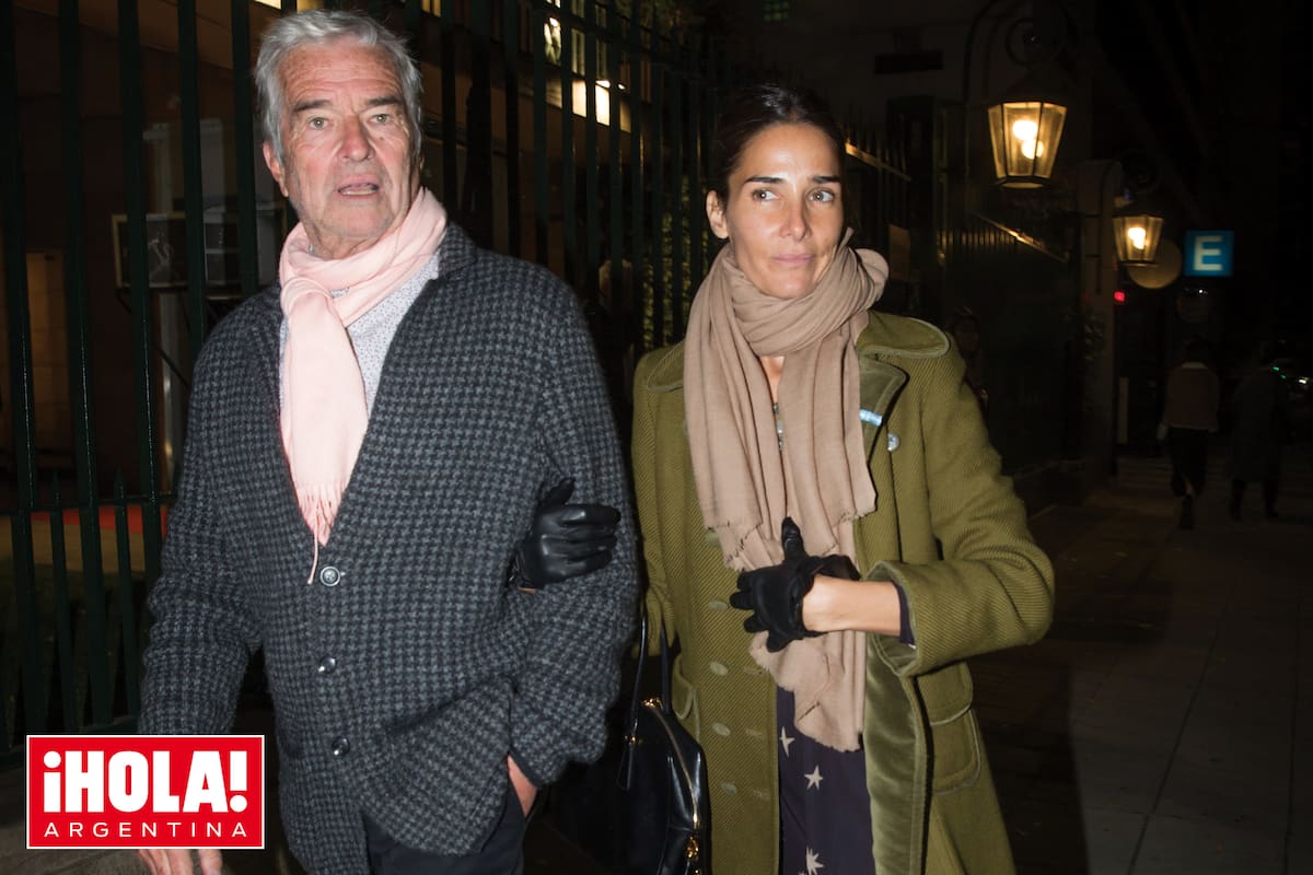 De tapado de paño y terciopelo, vestido largo, guantes y cartera vintage de Prada, Juana llega con Ignacio Viale del Carril, su espléndido papá.