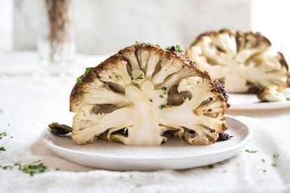De textura carnosa, la coliflor es ideal para dejarla como protagonista de un plato con una ensalada o una sopa como acompañamiento.