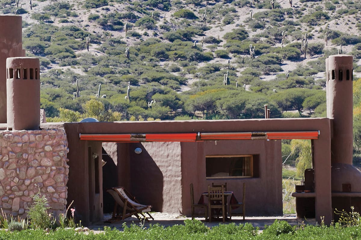 Hecha con tierra y adobe, la casa está en perfecta sintonía con la inmensidad de la puna.