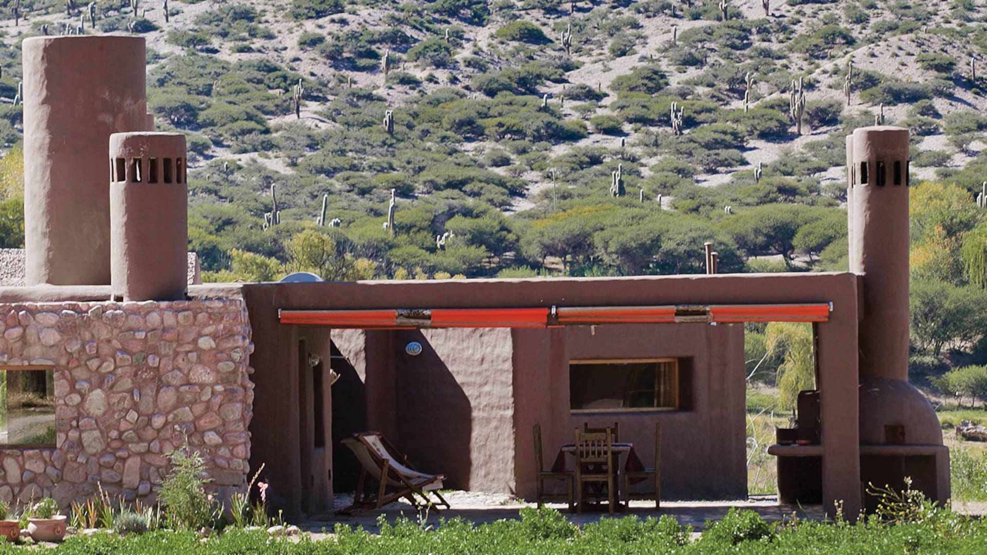 Hecha con tierra y adobe, la casa está en perfecta sintonía con la inmensidad de la puna.
