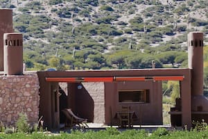 De tierra y adobe, una casa de fin de semana rescata la esencia andina en la Quebrada de Humahuaca.