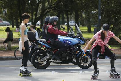 Policías circulan sin barbijo tras el fin de la obligatoriedad del uso de mascarilla en la Argentina, el 21 de septiembre
