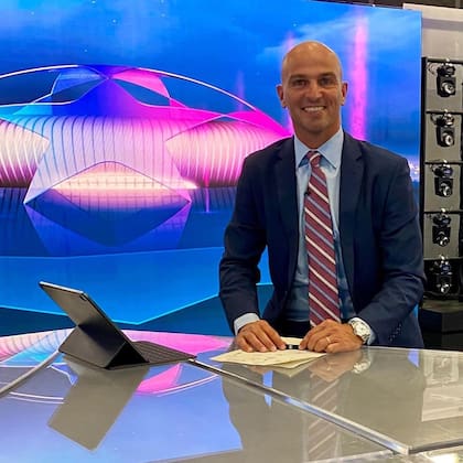 De traje y corbata: la faceta como periodista de Esteban "Cuchu" Cambiasso