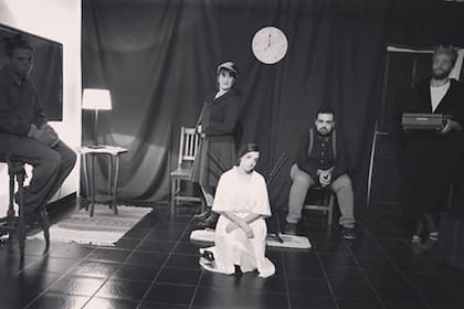 De un ejercicio de un grupo de teatro surgió una obra conmovedora, en la que cinco personajes se enfrentan al reloj y lo que significa en sus vidas