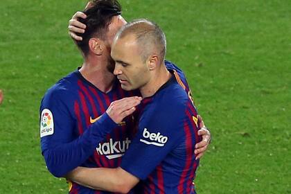 De un ídolo a otro: Iniesta se despide con un abrazo de Messi, a quien le dejó la cinta de capitán del Barcelona