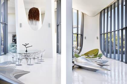 De un lado, la columna protege al comedor y del otro exhibe su fuerza de titán. Sillas ‘Eros’ en policarbonato de Philippe Starck.