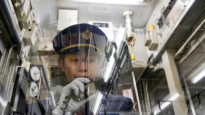 De uniforme: la "voz" de un tren de provincias, siempre ataviada con guante blanco