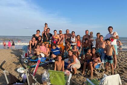 De vacaciones: Carlos Iannizzotto tiene 10 hijos y 28 nietos (en la foto faltan algunos integrantes)