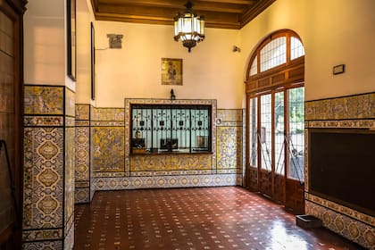 De Valencia llegaron azulejos y damascos; de Tarragona, las losetas rojas para el piso; de Sevilla, bancos, rejas, herrajes y azulejos; de Lucena, candiles, lámparas, faroles