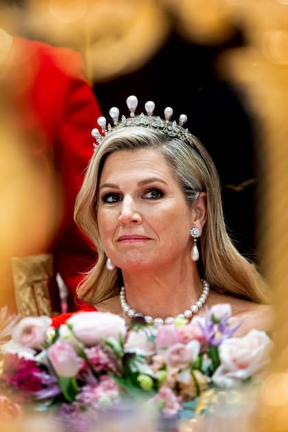 De valor incalculable, la Tiara de las Siete Perlas −la mayor de ellas pesa 41 gramos− está confeccionada en platino y tiene grandes brillantes.