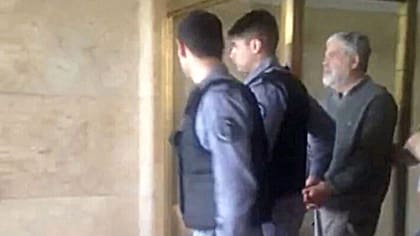 De Vido, esposado, al ser detenido ayer en los tribunales