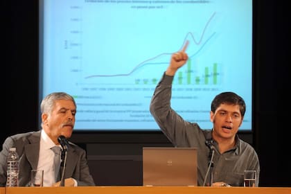De Vido y Kicillof, ayer, en la conferencia de prensa en la que anunciaron el fin de la intervención en YPF