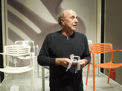 De visita en Buenos Aires, hace unos días Pensi donó dos de sus premiadas sillas al Museo de Arte Moderno