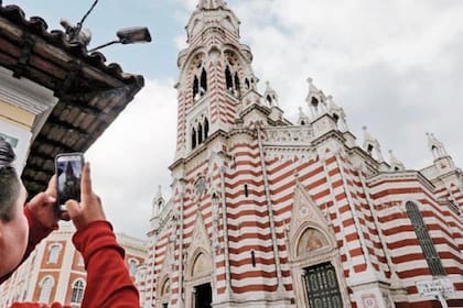 De visita por Bogotá, una oportunidad para ver lo último en una ciudad que renueva su aspecto constantemente para los casi 2 millones de personas que la visitan. Entre las novedades, La Candelaria ahora es un área turística sostenible