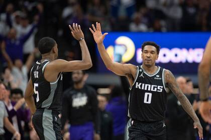 De'Aaron Fox y Malik Monk enloquecieron a los fanáticos de los Kings que celebraron el primer juego de la serie sobre Golden State Warriors