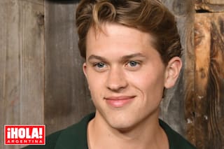 Es el hijo de dos estrellas del cine, sorprende por su parecido físico y comparte con ellos el amor por la actuación