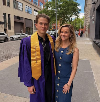 Deacon junto a su madre el día de su graduación