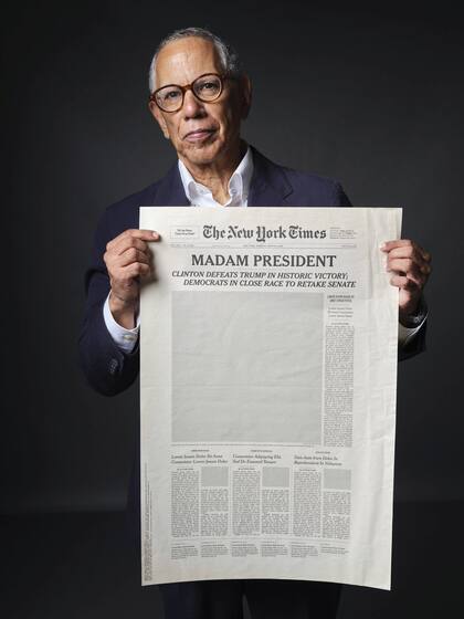 Dean Baquet sostiene un ejemplar de un titular de portada que nunca llegó a publicarse tras la victoria de Donald Trump sobre Hillary Clinton en las elecciones presidenciales de 2016