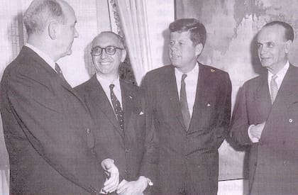 Dean Rusk, Secretario de Estado de los Estados Unidos junto a Arturo Frondizi, John Fitzgerald Kennedy y Miguel Ángel Cárcano en Estados Unidos, en 1961.