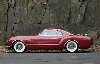 Debajo de esa carrocería utilizaba un chasis derivado del Chrysler New Yorker