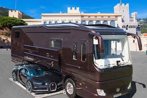 Debajo de la cabina de la autocaravana hay un espacio con calefacción y aire acondicionado que permite transportar un segundo vehículo sin necesidad de remolque