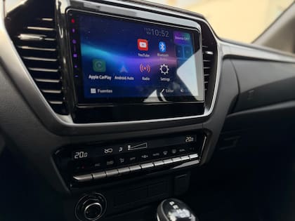 Debajo de la central multimedia hay botones físicos