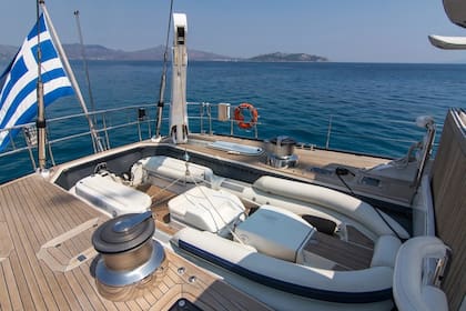 Debajo de la cubierta de popa ARISTARCHOS tiene un Zodiac Tender Yamaha 15 HP engine