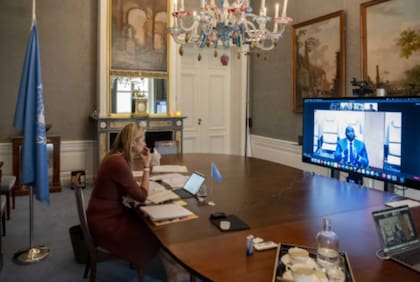 Debajo de la mesa, pueden verse los pies descalzos de Máxima mientras está en la videollamada