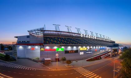 Debajo del campo de juego hay locales como McDonalds, HyM, entre otros. Crédito: Facebook