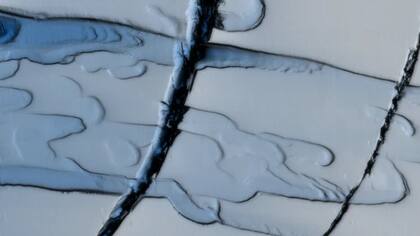 Debajo del lado este de la plataforma de hielo Dotson, el agua ha erosionado varias capas de hielo y ha creado estructuras