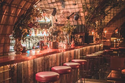 Debajo del restauranre había un bar que se llamaba La Mina y hoy se llama bar Soto. Tiene una sala privada para 12 personas.
