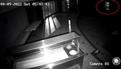 Debanhi aparece caminando por el ventanal grande, mientras que en la parte superior derecha, en una ventana pequeña del restaurante, se observa a la persona subir al vehículo